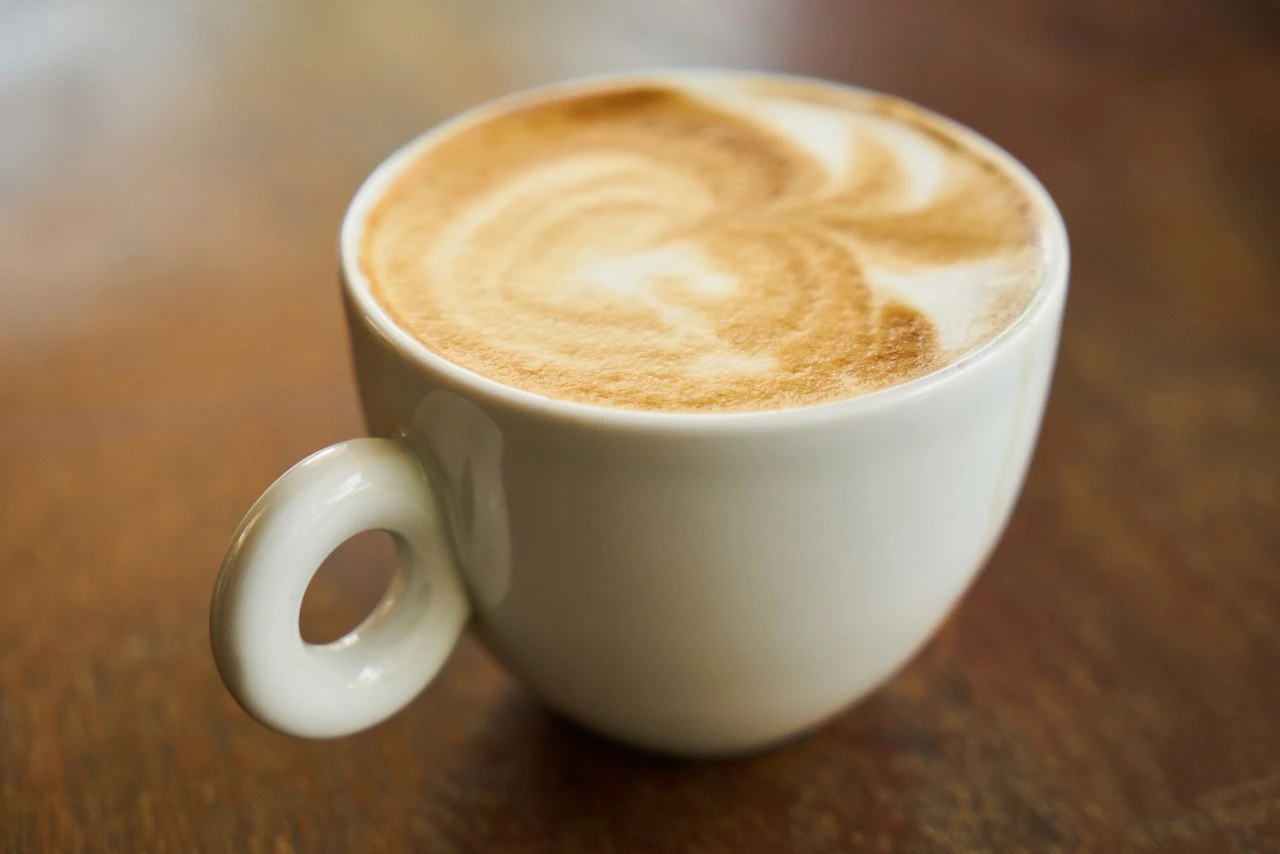 Primer plano de café con crema perfecta en taza de porcelana