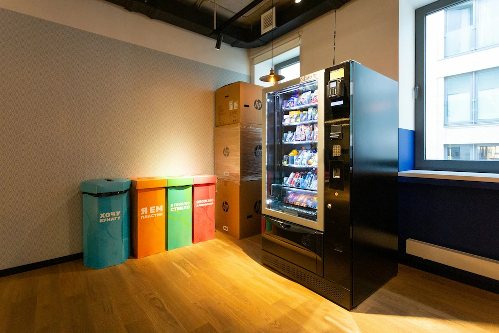 Máquina de vending en proceso de instalación en oficina