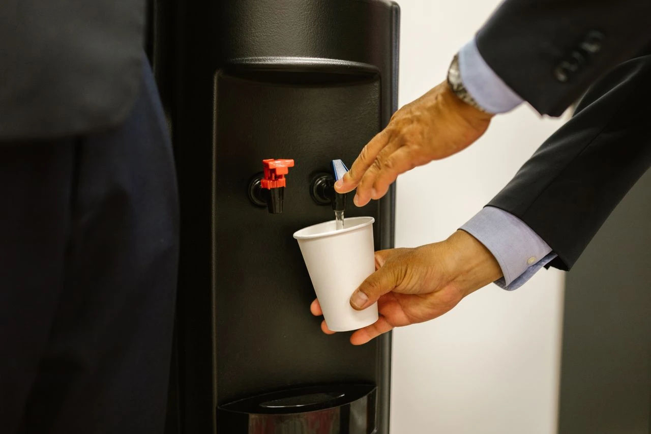 Fuente de agua de dispensación en oficina